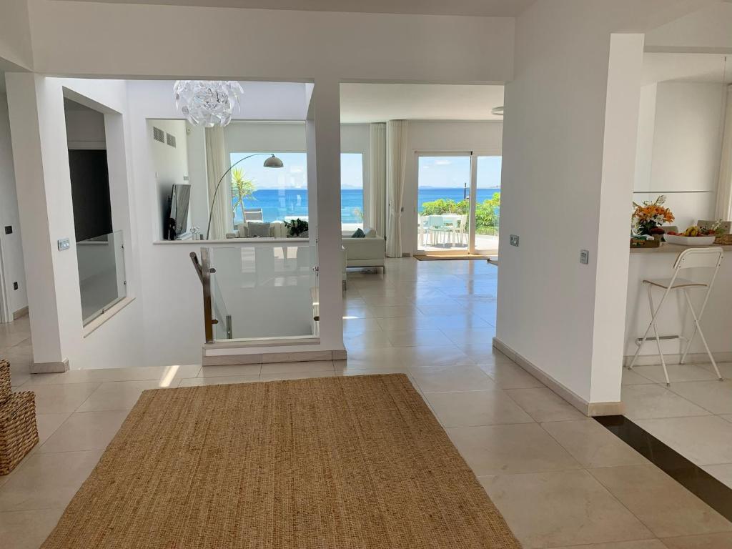 A television and/or entertainment centre at Villa del Mar Lanzarote - Luxury Beachhouse