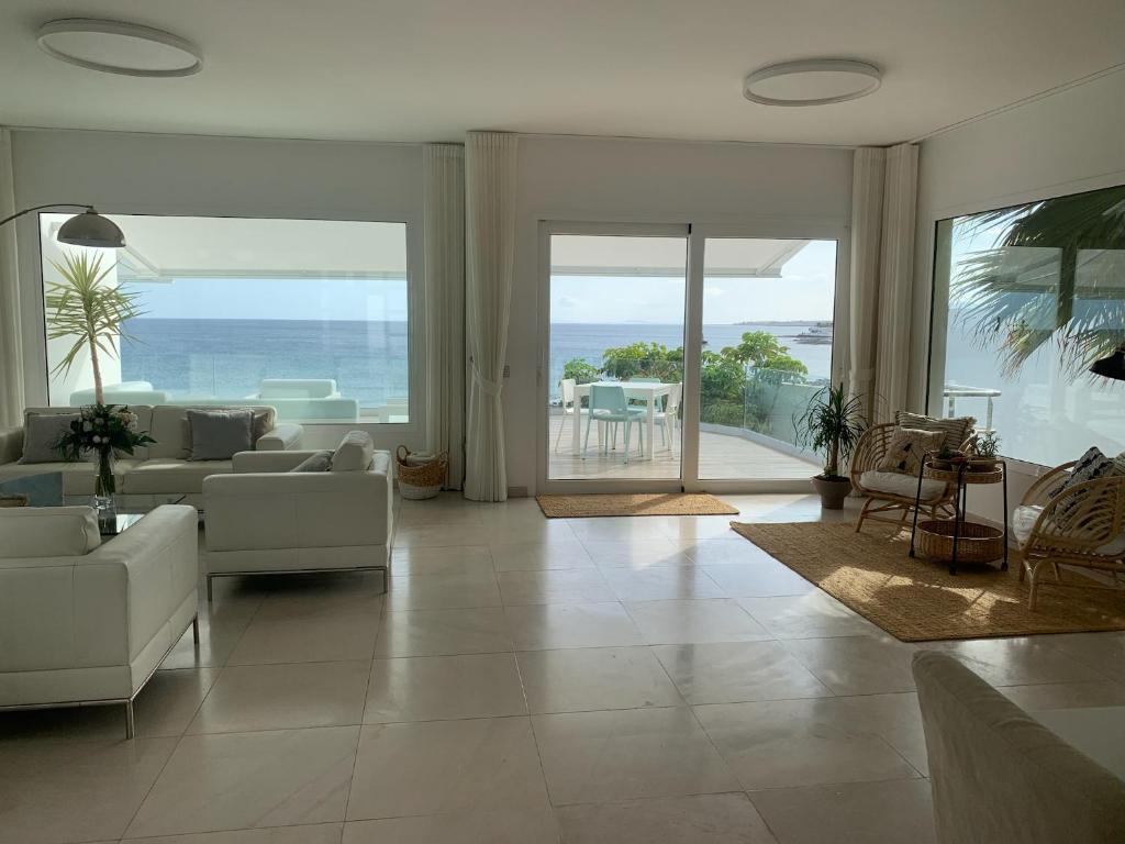 A seating area at Villa del Mar Lanzarote - Luxury Beachhouse