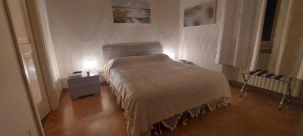 um quarto com uma cama, uma cómoda e uma janela em Tacito Apartments em Terni