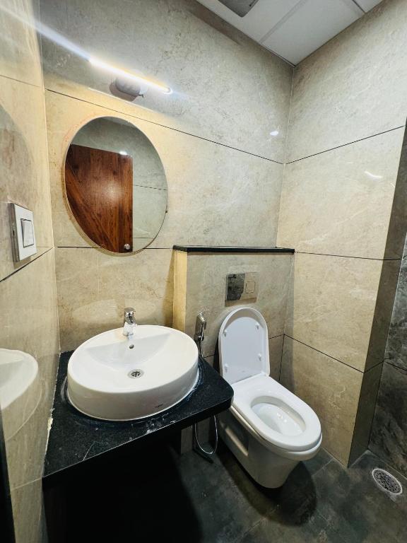 Koupelna v ubytování S K Legacy Hotel