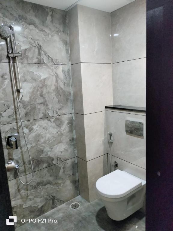 Koupelna v ubytování S K Legacy Hotel