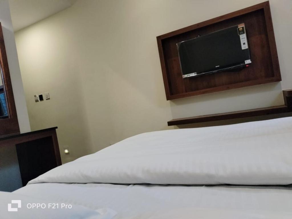 Postel nebo postele na pokoji v ubytování S K Legacy Hotel
