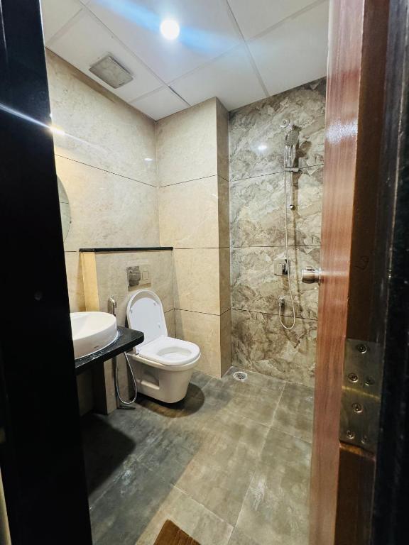 Koupelna v ubytování S K Legacy Hotel