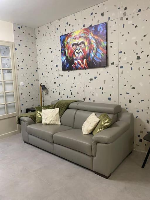 - un salon avec un canapé et un tableau mural dans l'établissement Studio cosy avec piscine, à Martigues