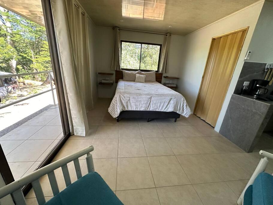 1 dormitorio con 1 cama y balcón en Apartamento Villa, en Villarreal