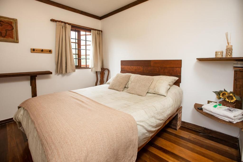 ein Schlafzimmer mit einem großen Bett in einem Zimmer in der Unterkunft RUSTIKA Bed and breakfast in Viña del Mar