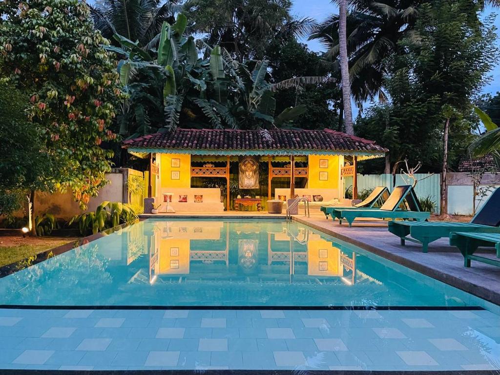 uma piscina em frente a uma casa em Dharma Place em Unawatuna