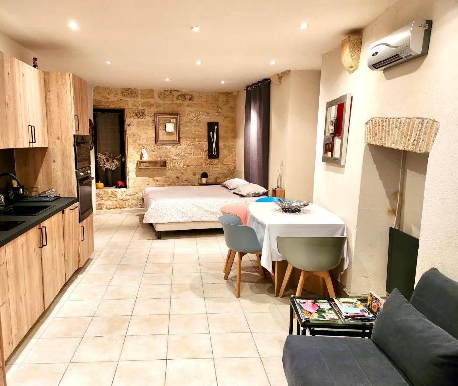 Il comprend une cuisine et un salon avec un lit et une table. dans l'établissement La Venelle, à Sarlat-la-Canéda