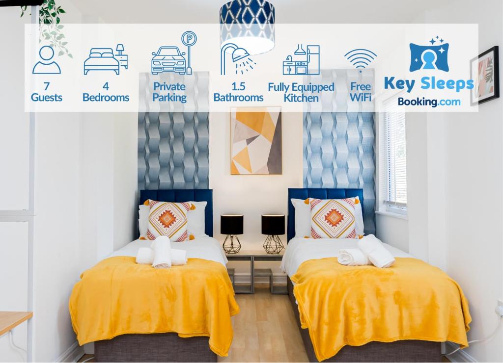 2 bedden in een kamer met gele lakens en blauwe accenten bij Private Parking&Garden&Contractor&Families in Ipswich
