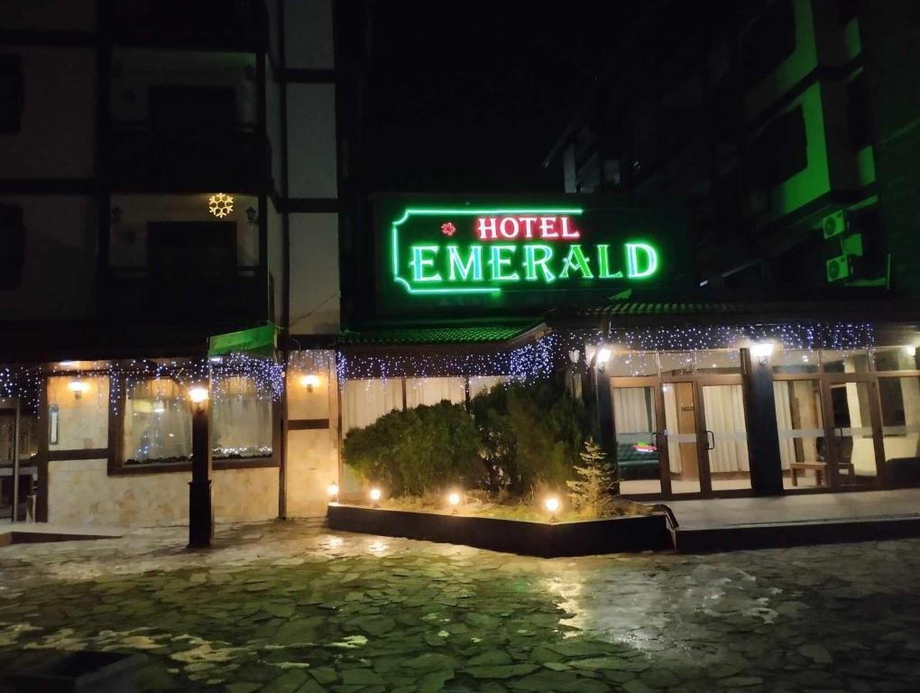 ein Hotel-Notfallschild vor einem Gebäude in der Nacht in der Unterkunft Ski view suite Emerald Bansko in Bansko