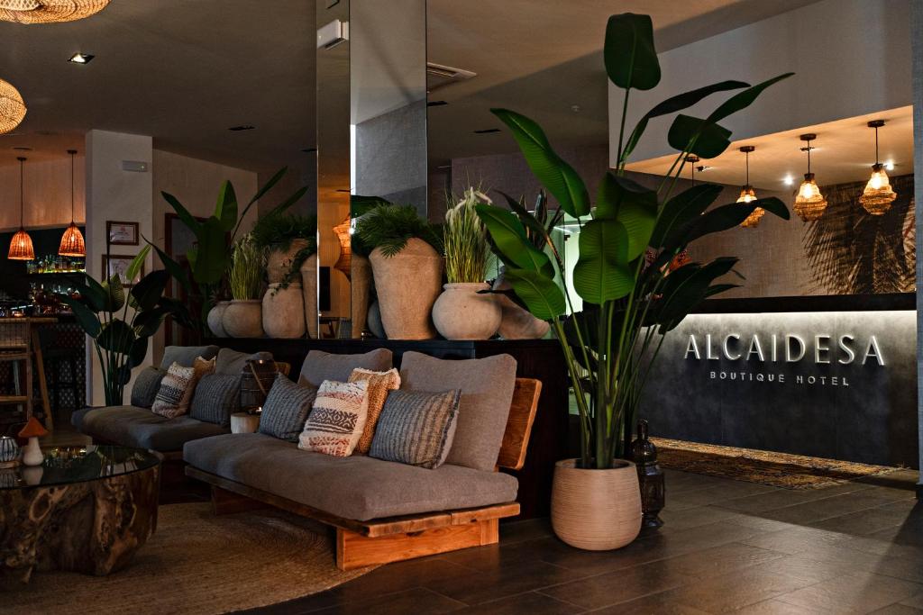 una sala de estar con sofás y plantas en una tienda en Alcaidesa Boutique Hotel en Alcaidesa