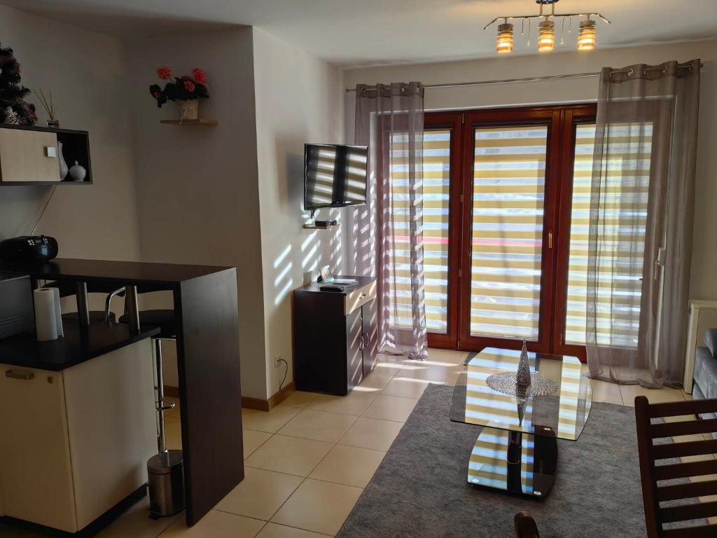Televízia a/alebo spoločenská miestnosť v ubytovaní Sentymentalne Kościelisko Apartament & SPA