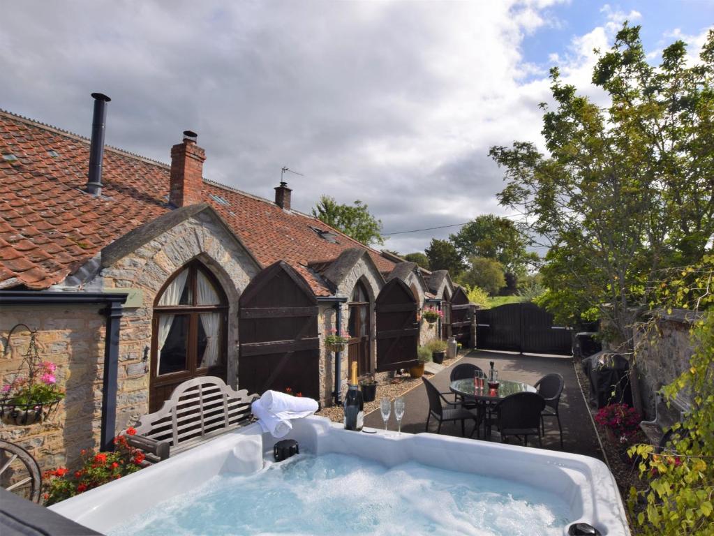 a bath tub in the backyard of a house at 2 Bed in Glastonbury THEOL in Stawell