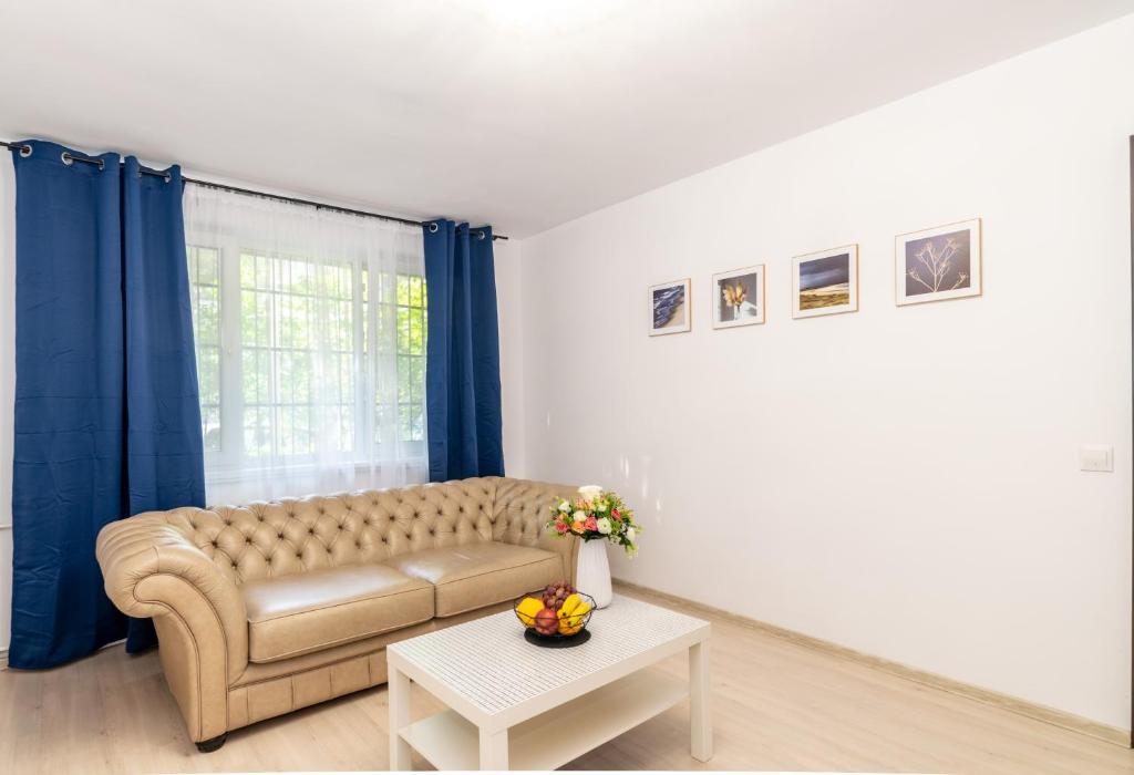 sala de estar con sofá y mesa en Apartament Brazda - Rendez Vous, en Craiova