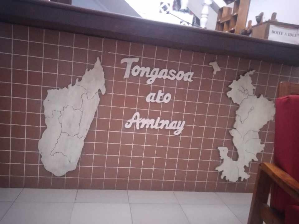a tiled wall with the words tongaongaongaaho amimimany at RAOOF HOTEL in Mahajanga