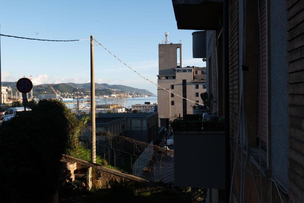 uma vista para uma cidade com edifícios e um porto em La Casa di Sissi em La Spezia