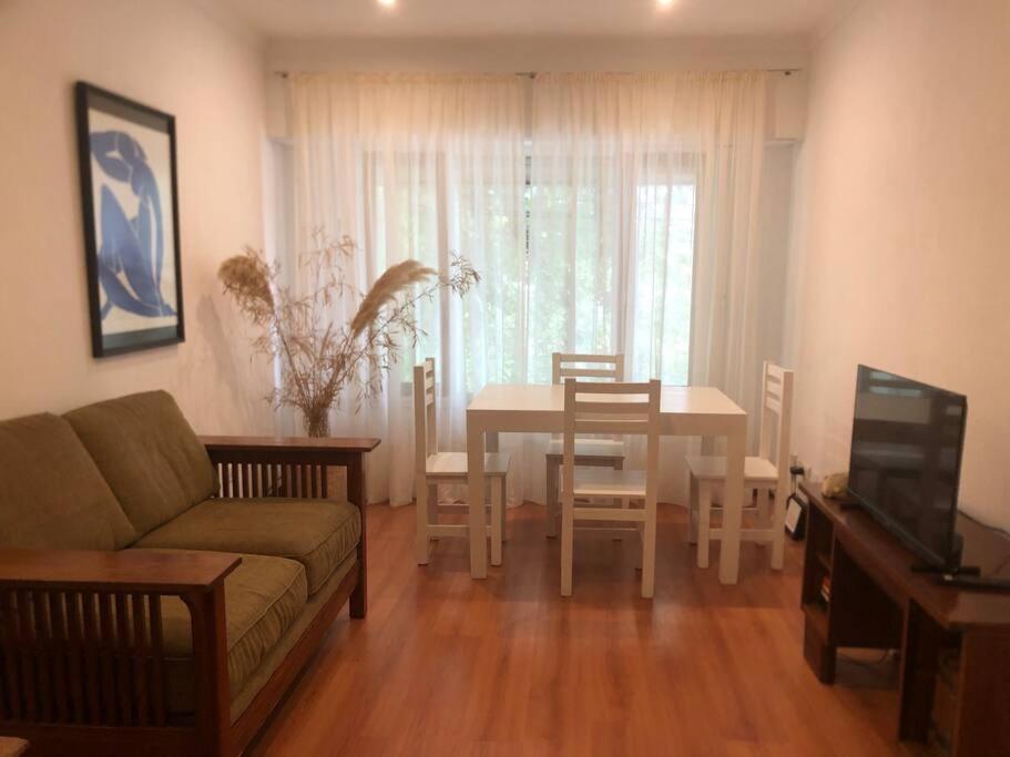 Departamento Los Troncos - Zona Güemes في مار ديل بلاتا: غرفة معيشة مع أريكة وطاولة