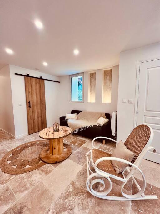 un salon avec un canapé, une table et des chaises dans l'établissement Maison Aveny Spa, à Aveny