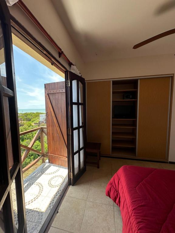 オステンデにあるApart Costa Esmeraldaのベッドルーム1室(ベッド1台付)が備わります。バルコニーの景色を望めます。