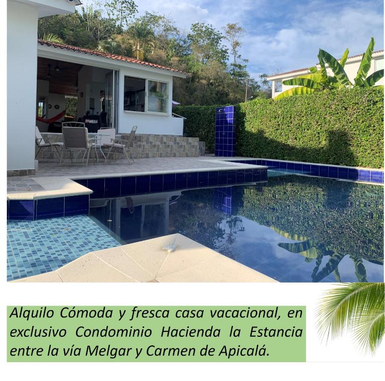 una piscina frente a una casa en Casa con piscina privada Vía melgar Carmen de Apicalá, en Melgar