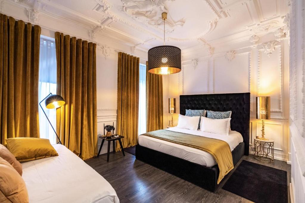 - une chambre avec un lit et une grande fenêtre dans l'établissement Akicity Amoreiras Bold, à Lisbonne