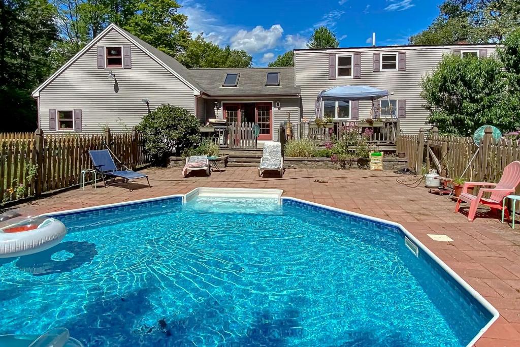 una piscina frente a una casa en Freeport Landing, en Freeport