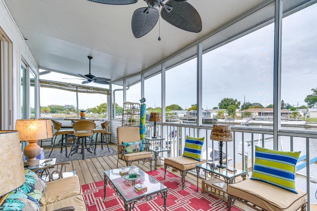 哈勒戴的住宿－Family-Friendly Holiday Townhome with Boat Dock!，阳台配有家具和一张桌子,享有美景。