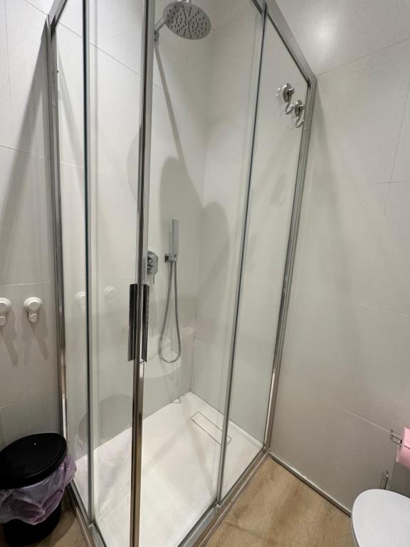 een douche met een glazen deur in de badkamer bij Casa di Susi in Milaan