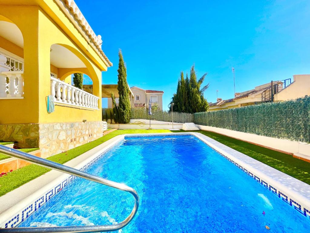 Villa Mimosa Pinar de Campoverde by Villas&You - Villa Con Piscina Privada