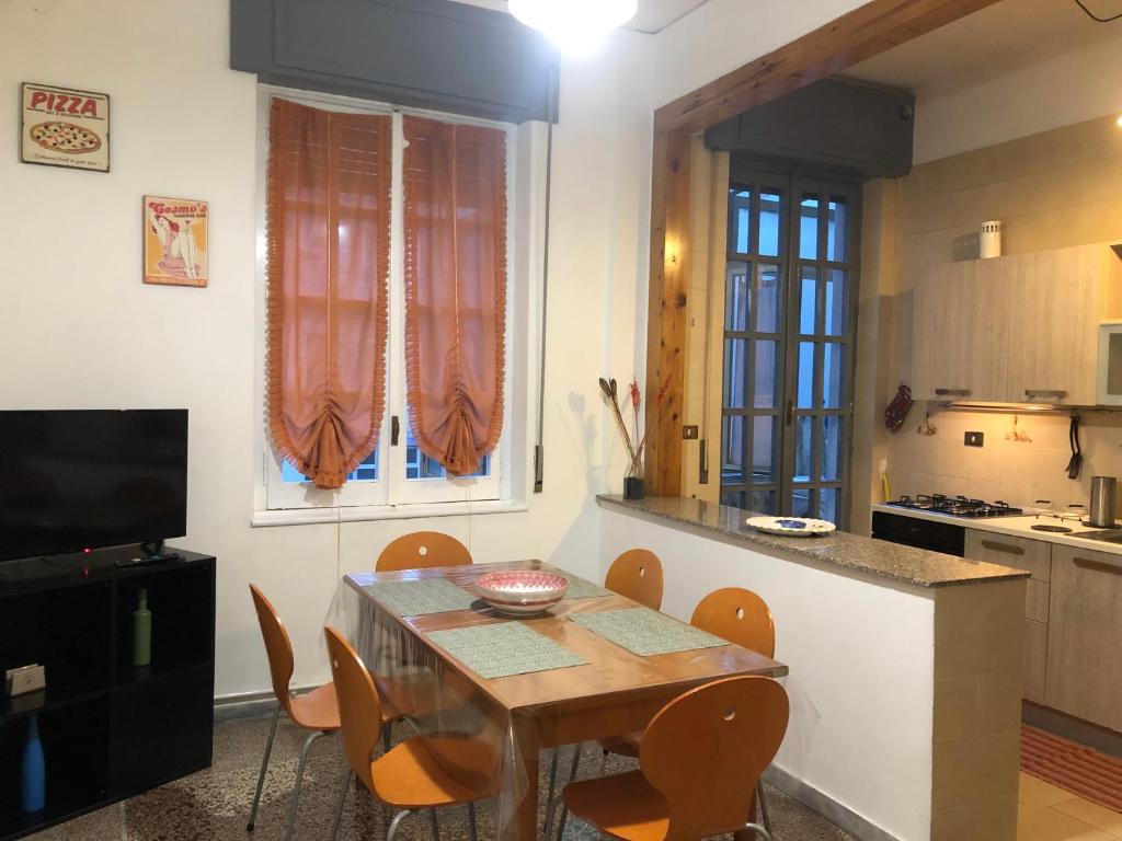 cocina con mesa y sillas y comedor en Tarumbó Holiday intero appartamento 120 mq, en Nápoles