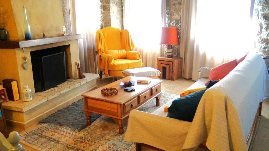 sala de estar con sofá y chimenea en Αντίρρινο - Guest house, en Arachova