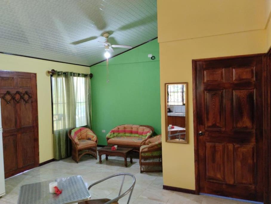 een woonkamer met groene muren en een plafond bij House in Cuajiniquil ,Belen de nosarita in Cuajiniquil