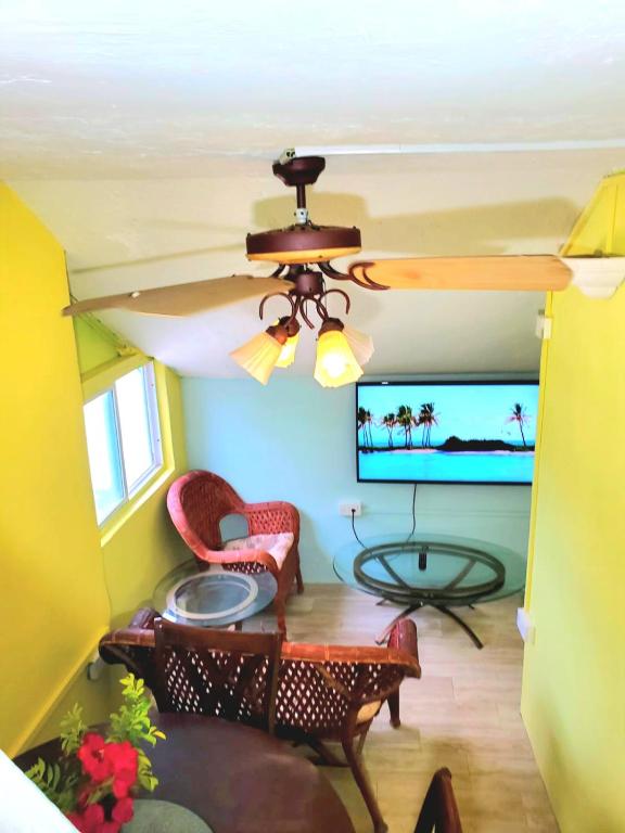 A seating area at Beachfront Cozy Apt