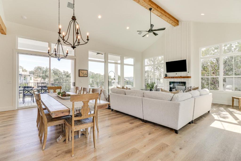 een woonkamer met een witte bank en een tafel bij Modern Farmhouse with Large Deck, Lake Travis Views! in Point Venture