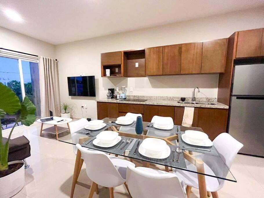 uma cozinha e sala de jantar com mesa e cadeiras em Condominio en Lomas de Mazatlán em Mazatlán