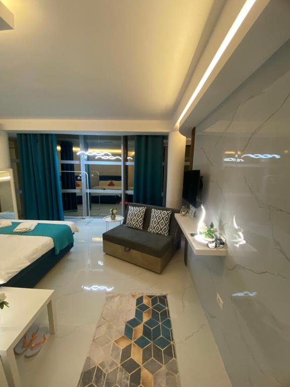 Zimmer mit einem Bett, einem Sofa und einem Tisch in der Unterkunft Villa Jelena in Negotino