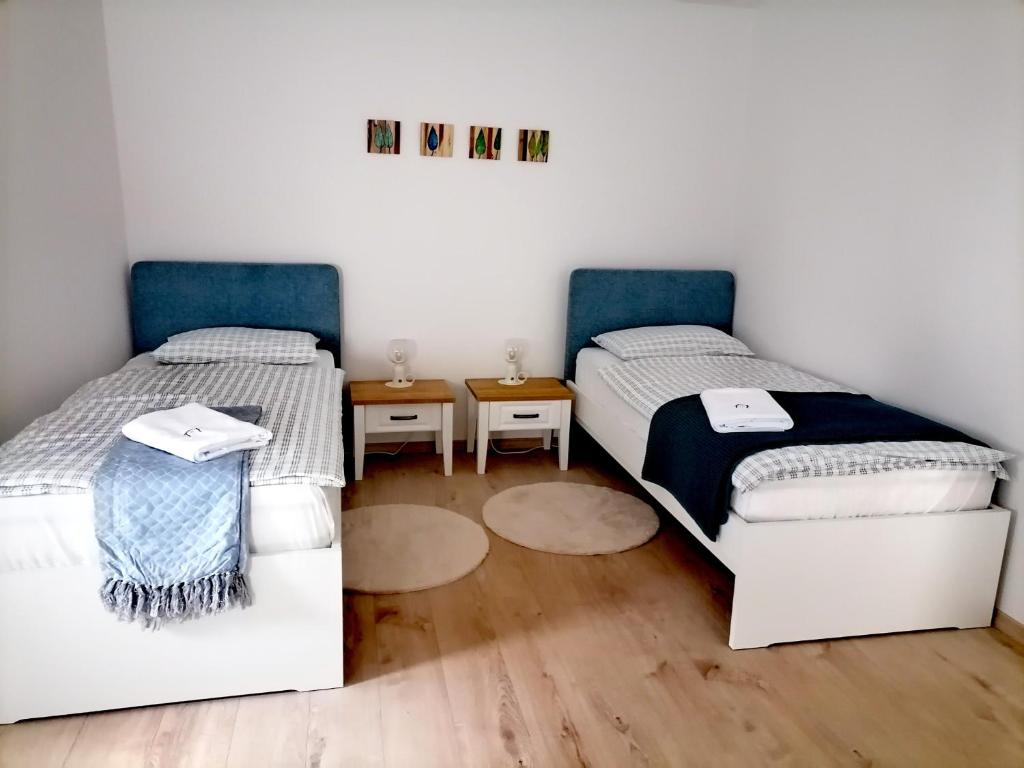 Lukova hiša- Luka's house tesisinde bir odada yatak veya yataklar