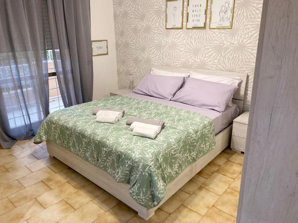 um quarto com uma cama com duas almofadas em Seashell Guest House em Santa Marinella