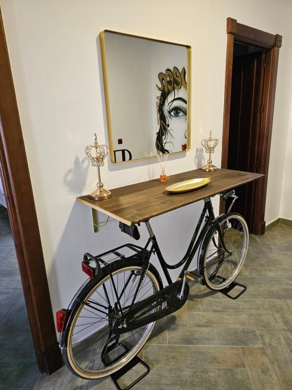 una bicicletta parcheggiata in una stanza con specchio di The Queen House a Málaga