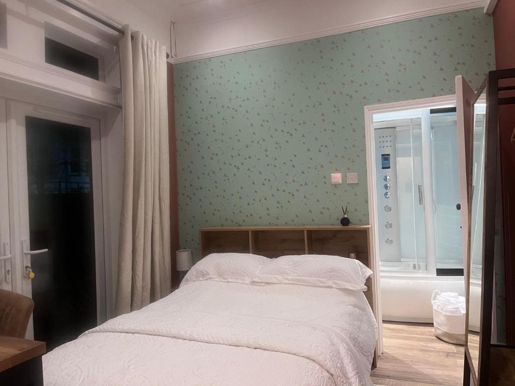 um quarto com uma cama, uma janela e uma banheira em Staincliff House em Sandown