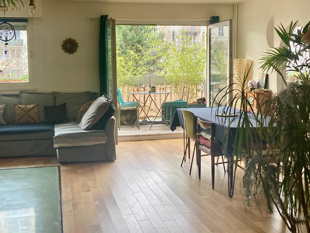 un salon avec une table et un canapé dans l'établissement Family Friends, à Paris