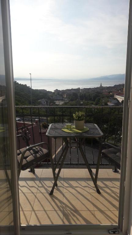 Una mesa en un balcón con vista al mar. en Apartments Prpić 1,Senj, en Senj