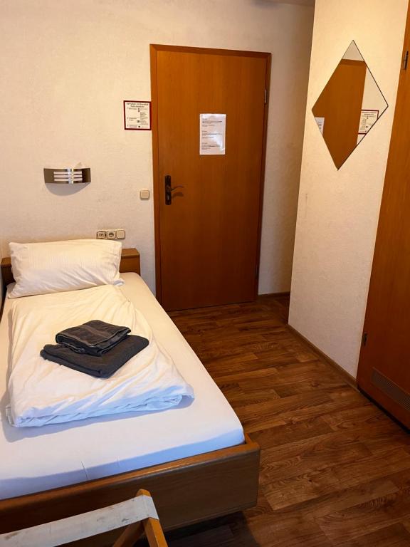 Postel nebo postele na pokoji v ubytování Hotel zur Post limburg Bad camberg