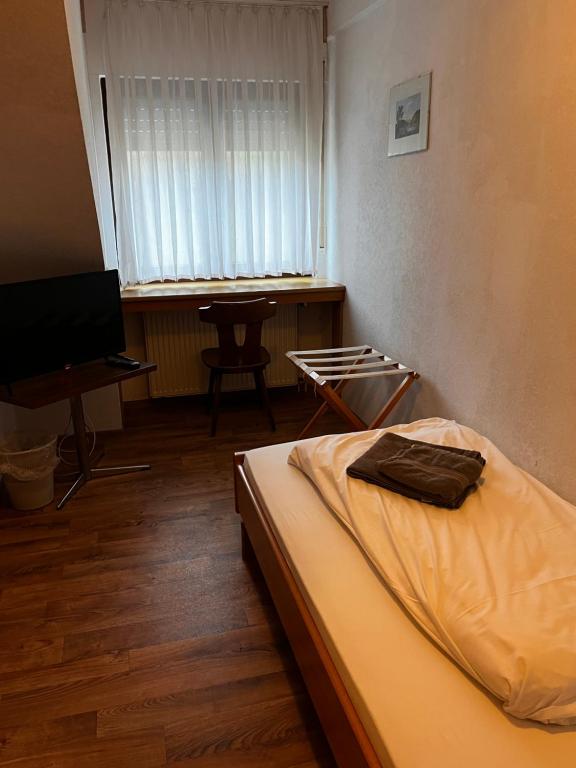 Postel nebo postele na pokoji v ubytování Hotel zur Post limburg Bad camberg