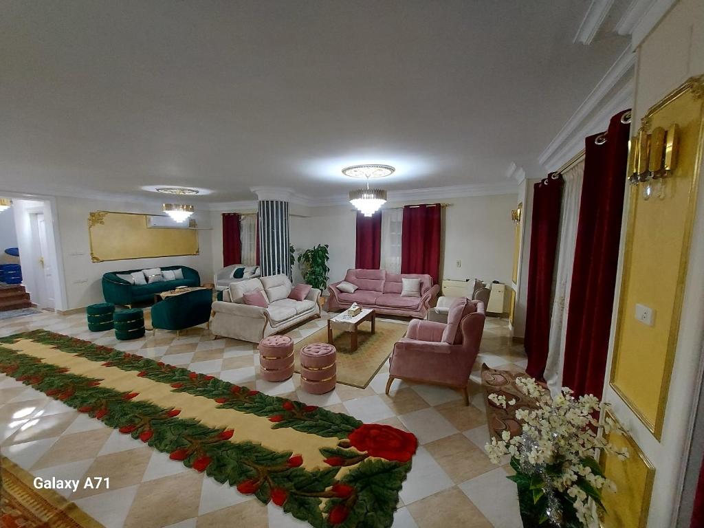 uma sala de estar com sofás e cadeiras em Deluxe Apartment Nasr city em Cairo