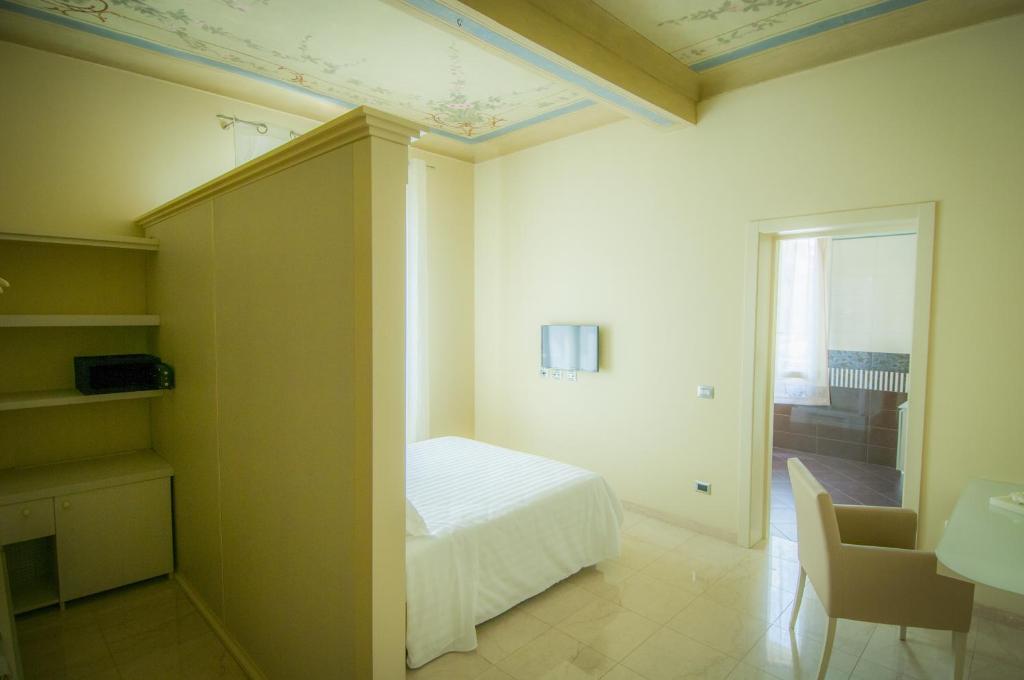 A bed or beds in a room at Hotel Villa Maranello