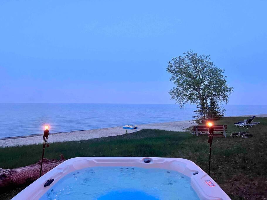 d'une baignoire avec vue sur l'océan. dans l'établissement Lake Michigan Cabin w/Hot Tub & Stunning Views, à Manistique
