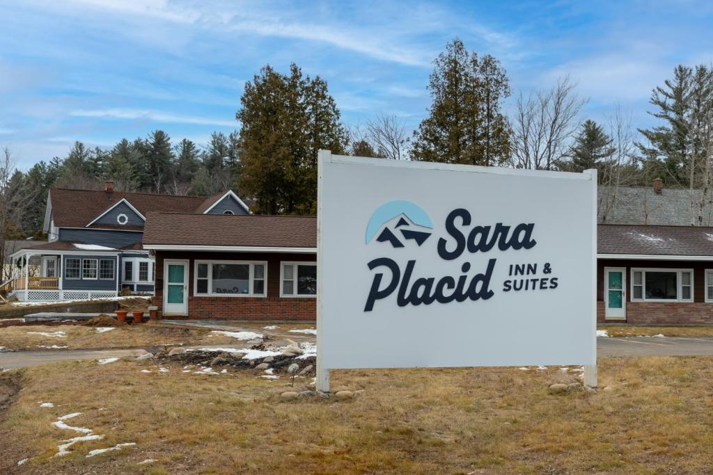 - un panneau pour une auberge et un plateau de santa dans l'établissement Sara Placid Inn & Suites, à Saranac Lake