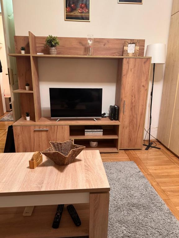 Un grand centre de divertissement en bois avec une télévision à écran plat est disponible. dans l'établissement Apartment Boulevard, à Belgrade