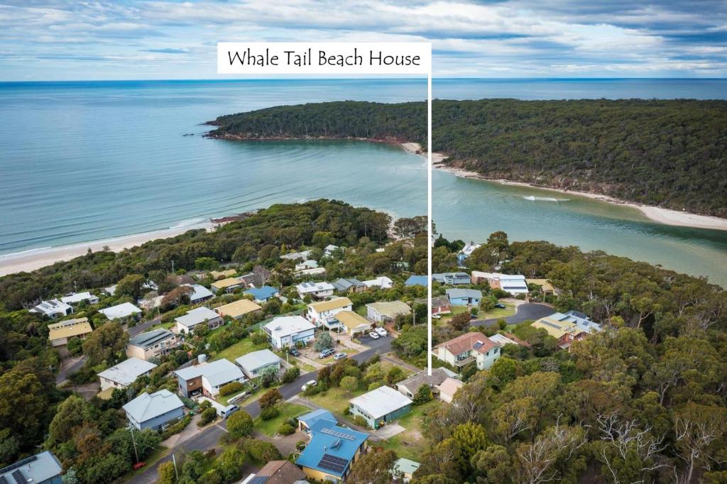 una vista aerea di ciò che sembrava una casa sulla spiaggia di Whale Tail Beach House a Pambula Beach